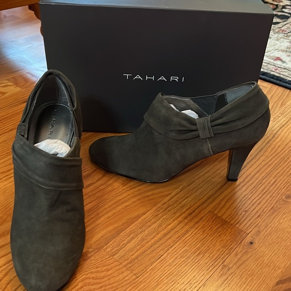 New Tahari Dark Gray Suede Leather Heels - Picture 2 of 6